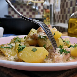 Курица с картошкой тушёная на сковороде