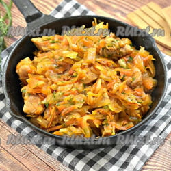 Квашеная капуста, тушёная со свининой