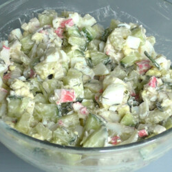 Крабовые палочки в оригинальном соусе: огурцы яйца сметана майонез кетчуп горчица