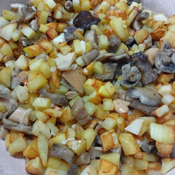 Картошка с грибами и чесноком