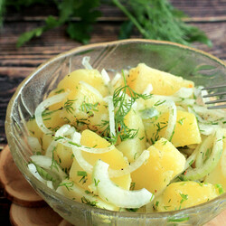 Обыкновенный салат из картошки. Лук