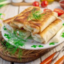 Лаваш с яйцами и зелёным луком на сковороде