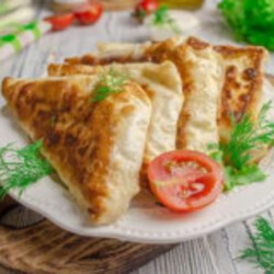 Треугольники из лаваша с творогом и зеленью на сковороде