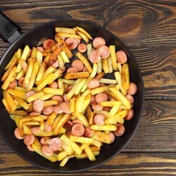 Жареная картошка с сосисками на сковороде — рецепт на Eda.Video