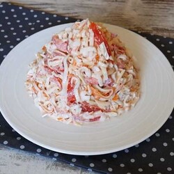 Крабовые палочки, помидоры , сыр, чеснок