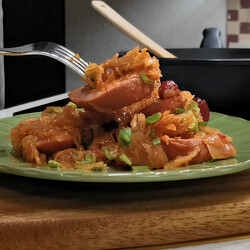 Тушёная квашеная капуста с сардельками