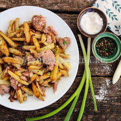 Жареная картошка с тушенкой на сковороде | Волшебная Eда.ру