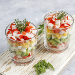 Салат с крабовыми палочками яйца огурец зел.лук укроп