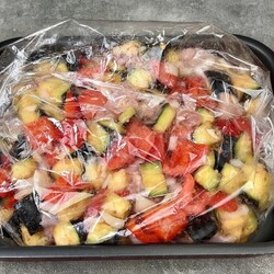 Курица в рукаве в духовке с овощами