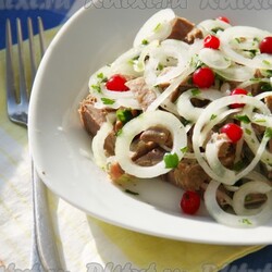 Салат деревенский из отварной свинины с маринованным луком