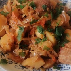 Тушёная квашеная капуста с мясом и картошкой