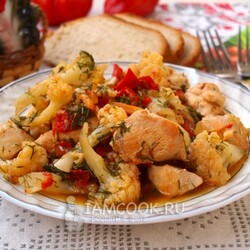 Тушеная курица с овощами (цв.капуста)