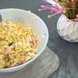 Простой и сочный салат с крабовыми палочками. Яйца кукуруза огурцы (можно и с солёными огурцами)