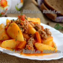 Картошка, тушёная с фаршем на сковороде