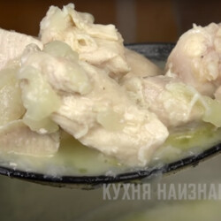 Гуляш из курицы тушёный