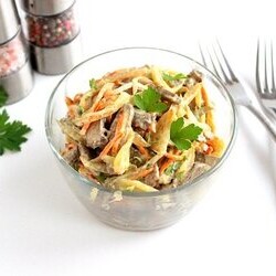 Салат с печенью и солеными огурцами