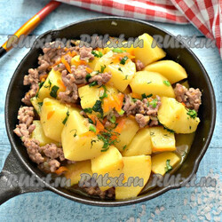 Картошка, тушёная с фаршем на сковороде