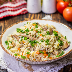 Куриные бедра с рисом на сковороде — рецепт с фото