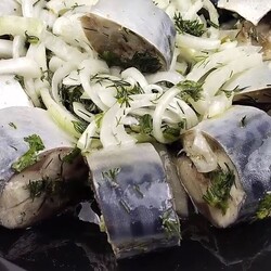 Скумбрия кусочками маринованная с луком