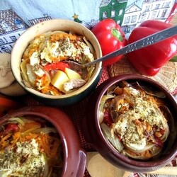 Мясо с овощами в горшочке