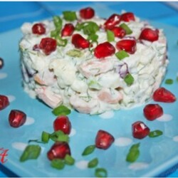 Салат с цветной капустой, креветками и гранатом