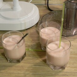 Густой коктейль с мороженым Подробнее: https://povar.ru/recipes/gustoi_kokteil_s_morojenym-39294.html