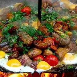 Садж на огне с яйцами, свинина