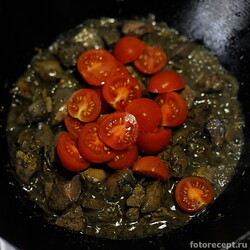 Индюшиная печень с помидорами