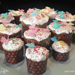 Традиционный пасхальный кулич с изюмом. Ингредиенты: молоко, мука, сливочное масло