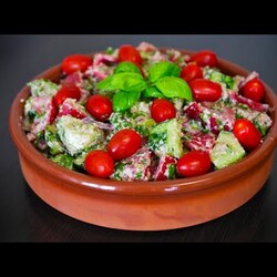 Летний салат с орехами по-грузински. Грузинский салат из огурцов и помидоров.