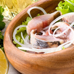 8 способов вкусно засолить селёдку в домашних условиях — Лайфхакер