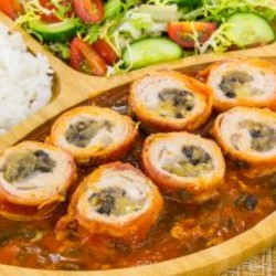 Рулетики из свинины, фаршированные грибами