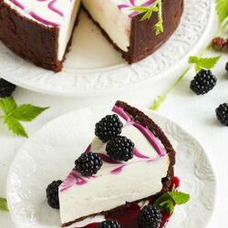 Чизкейк без выпечки "почти с ежевикой" и лиловое мороженое.