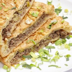 Пирог из слоеного теста с фаршем