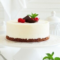 Сливочно-малиновый торт-суфле.