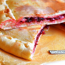 Дрожжевой пирог с вишней - пошаговый рецепт с фото