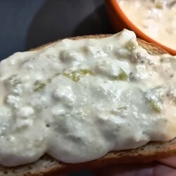 Ресторанная намазка на хлеб. Бюджетно и вкусно: готовится из простых ингредиентов