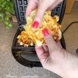 Вафли/оладьи с сыром, зел. луком и ветчиной