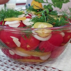 Закуска из помидоров, лука с перцем и маринада
