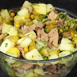 Салат с куриной печенью, картошкой, зелёным горошком и солёными огурцами