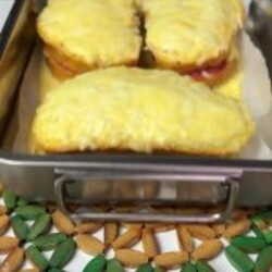 Горячие бутерброды с колбасой и сыром