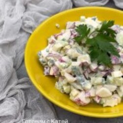 Салат с редиской, огурцом и яйцом
