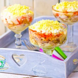 Вкусный салат «Северный», с печенью трески, который раньше подавали во всех советских ресторанах