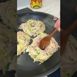 Оладьи из картофеля с колбасой и яйцами