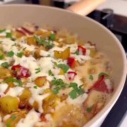 Яичница с картофелем, ветчиной и сыром