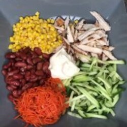 Салат с курицей, свежими огурцами, морковью по-корейски