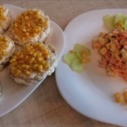 Салат и бутерброды с кукурузой