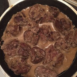 Куриная печень, тушеная со сметаной