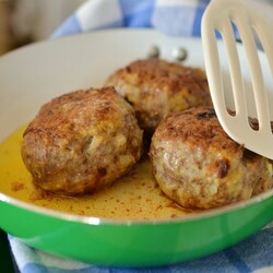 Один неожиданный ингредиент, который делает котлеты сочнее и ароматнее: есть в каждом доме