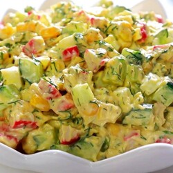 Новый вкус привычного салата с крабовыми палочками.